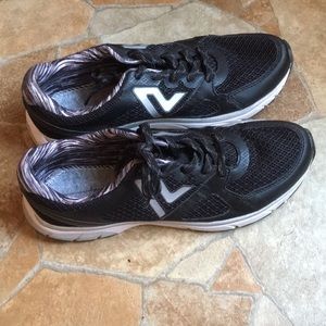 Black womens vionic shoes without insoles size 11
